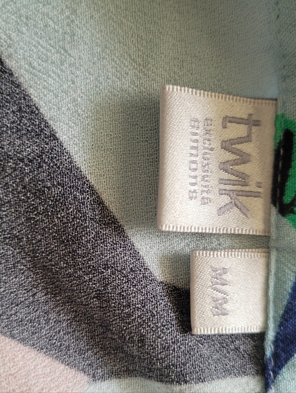 Twik Abstract Geometric Crop Button-Front Top, 100% Viscose, 90s Vibes! - Picture 4 of 5